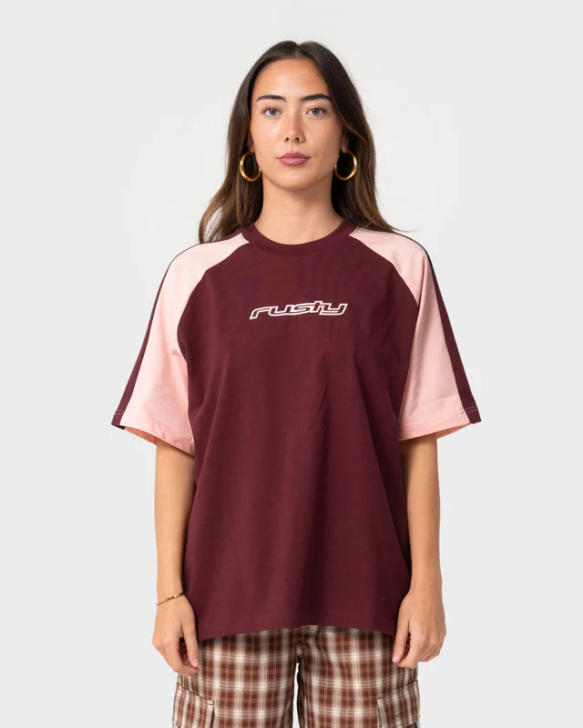 262-TTL1532-BGK-1 Το Klooney Oversized Tee Rusty είναι ένα κοντομάνικο T-shirt με oversized εφαρμογή που συνδυάζει άνεση και σύγχρονο streetwear στυλ.