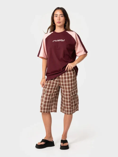 Το Klooney Oversized Tee Rusty είναι ένα κοντομάνικο T-shirt με oversized εφαρμογή που συνδυάζει άνεση και σύγχρονο streetwear στυλ.