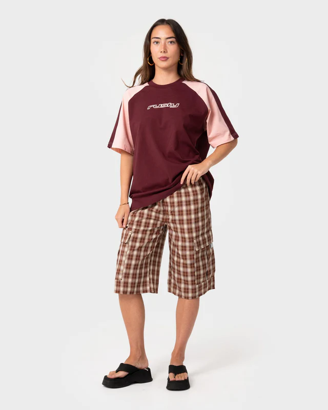 Το Klooney Oversized Tee Rusty είναι ένα κοντομάνικο T-shirt με oversized εφαρμογή που συνδυάζει άνεση και σύγχρονο streetwear στυλ.
