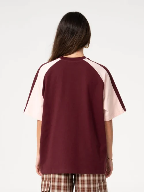 Το Klooney Oversized Tee Rusty είναι ένα κοντομάνικο T-shirt με oversized εφαρμογή που συνδυάζει άνεση και σύγχρονο streetwear στυλ.