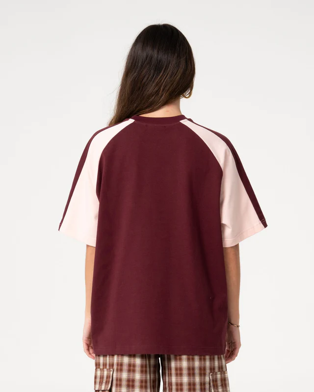 Το Klooney Oversized Tee Rusty είναι ένα κοντομάνικο T-shirt με oversized εφαρμογή που συνδυάζει άνεση και σύγχρονο streetwear στυλ.