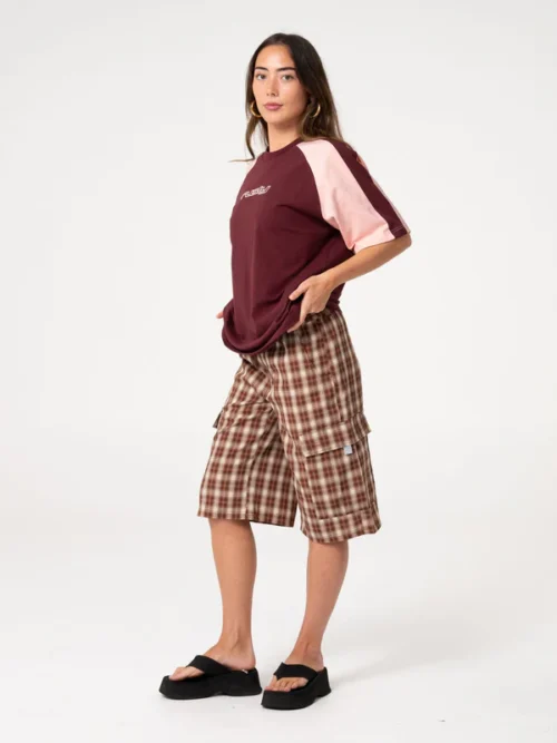 Το Klooney Oversized Tee Rusty είναι ένα κοντομάνικο T-shirt με oversized εφαρμογή που συνδυάζει άνεση και σύγχρονο streetwear στυλ.