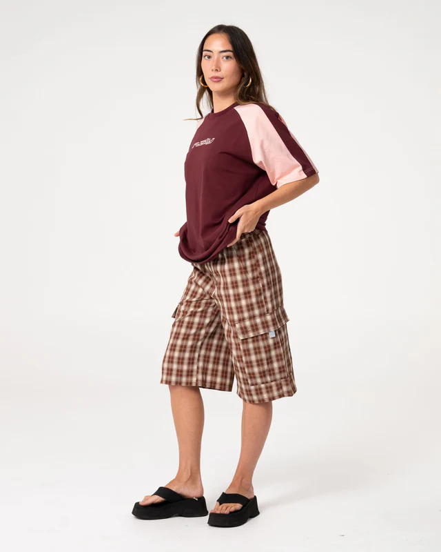 Το Klooney Oversized Tee Rusty είναι ένα κοντομάνικο T-shirt με oversized εφαρμογή που συνδυάζει άνεση και σύγχρονο streetwear στυλ.