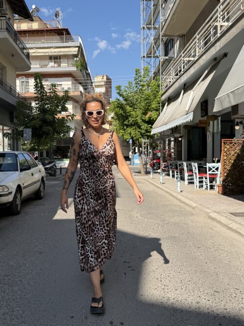 Αναδείξτε το στυλ σας με αυτό το εντυπωσιακό σατέν φόρεμα της Inna Manoli.