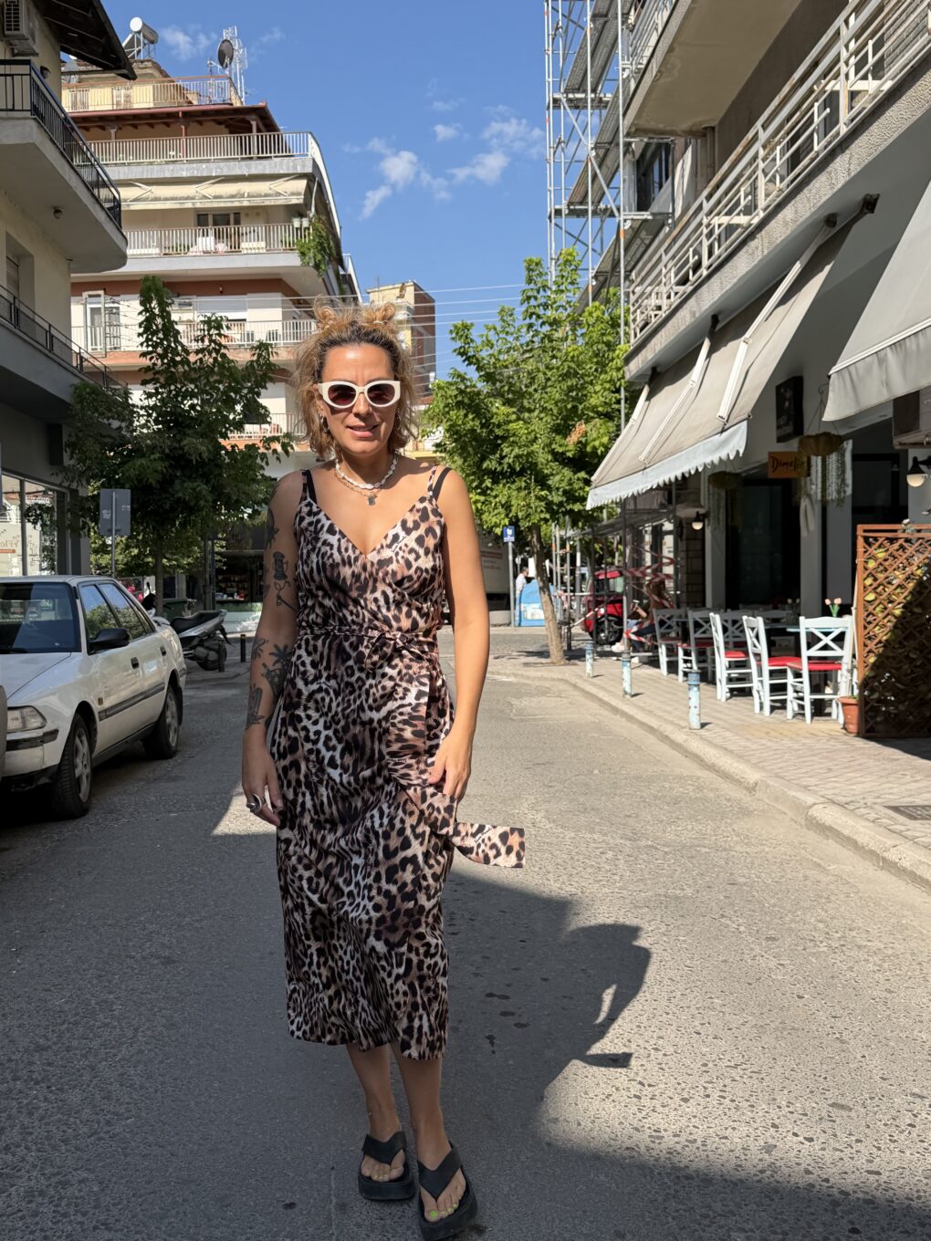 Αναδείξτε το στυλ σας με αυτό το εντυπωσιακό σατέν φόρεμα της Inna Manoli.