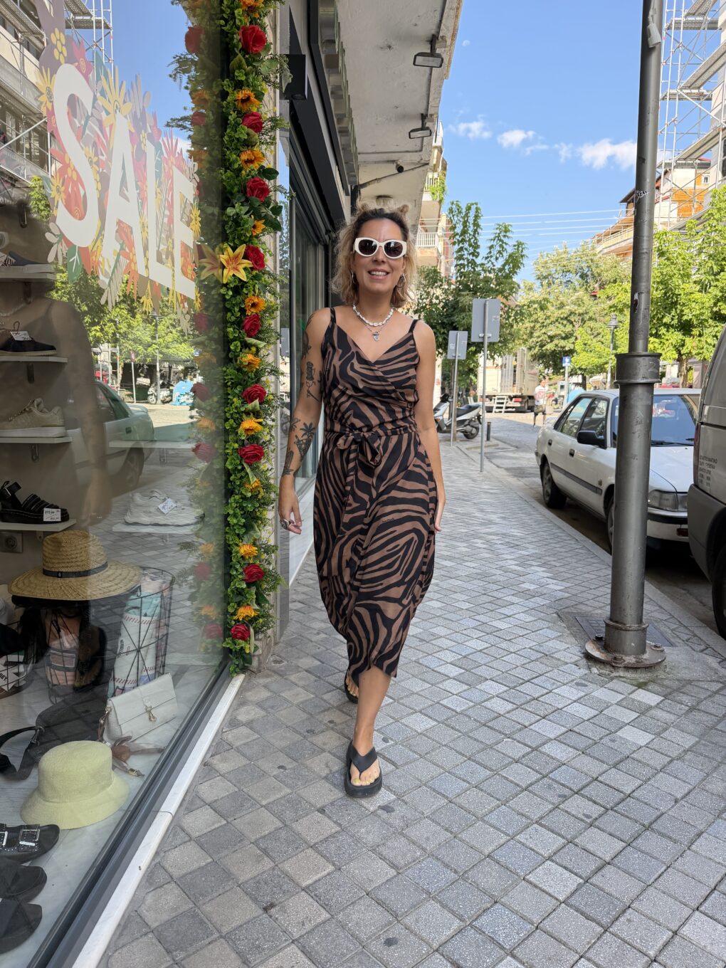 Αναδείξτε το στυλ σας με αυτό το εντυπωσιακό σατέν φόρεμα της Inna Manoli.