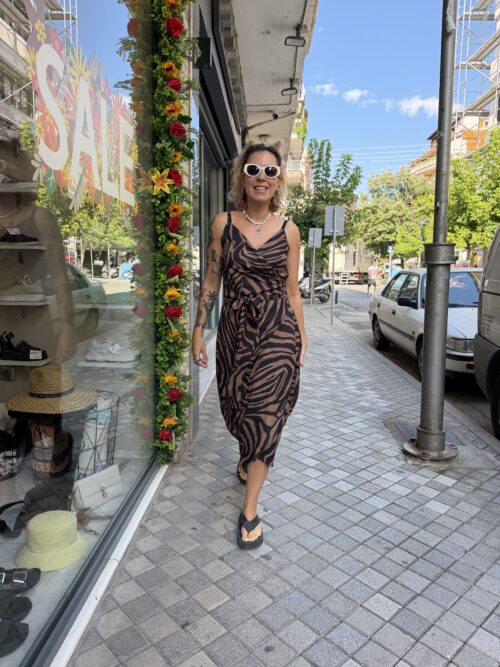 Αναδείξτε το στυλ σας με αυτό το εντυπωσιακό σατέν φόρεμα της Inna Manoli.