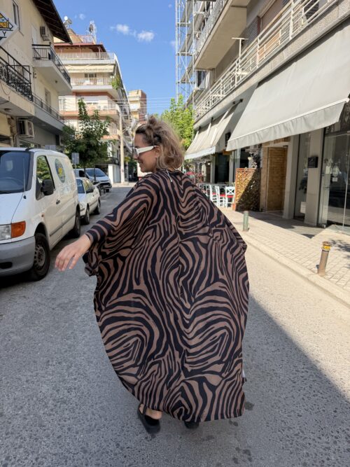 Απογειώστε τις εμφανίσεις σας με το μακρύ κιμονό της Inna Manoli σε εντυπωσιακό animal print σχέδιο.