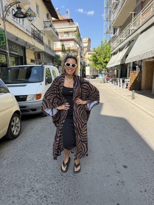 Απογειώστε τις εμφανίσεις σας με το μακρύ κιμονό της Inna Manoli σε εντυπωσιακό animal print σχέδιο.
