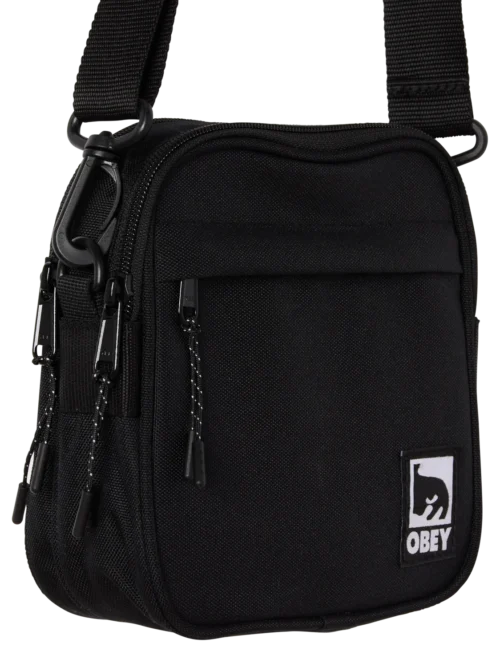 Η OBEY Half Eye Crossbody Bag συνδυάζει λειτουργικότητα και χαρακτηριστικό streetwear design.