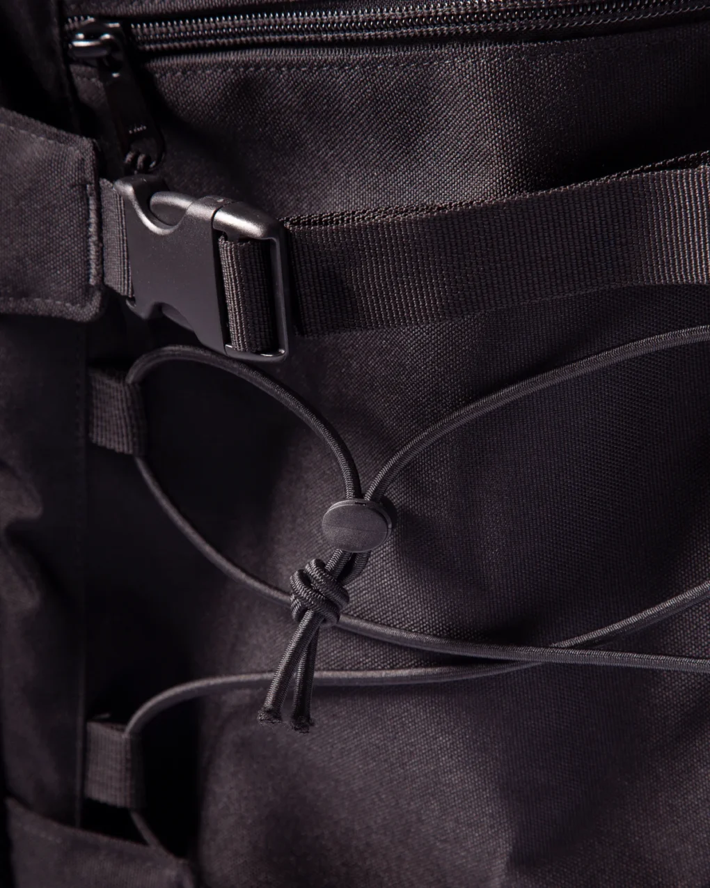 Το OBEY Commuter Backpack συνδυάζει λειτουργικότητα και χαρακτηριστική streetwear αισθητική της OBEY.