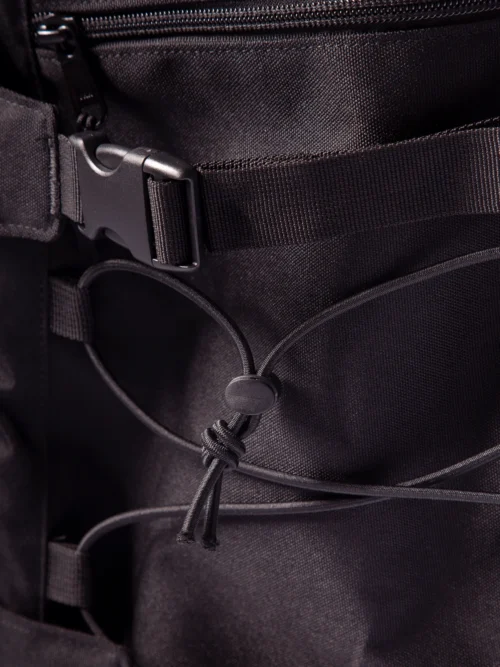 Το OBEY Commuter Backpack συνδυάζει λειτουργικότητα και χαρακτηριστική streetwear αισθητική της OBEY.