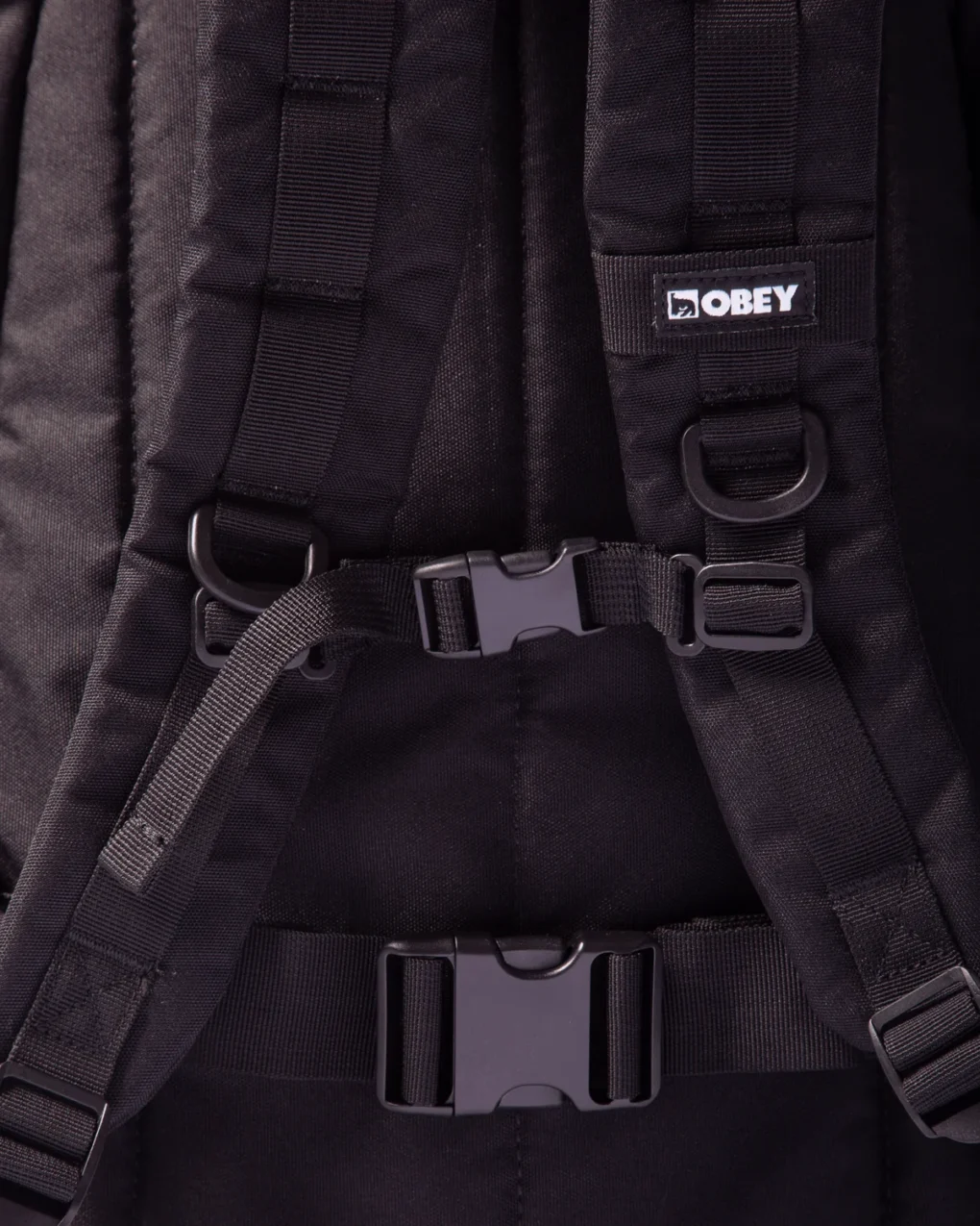 Το OBEY Commuter Backpack συνδυάζει λειτουργικότητα και χαρακτηριστική streetwear αισθητική της OBEY.