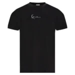 Το Karl Kani T-shirt σε μαύρο χρώμα αποτελεί μια διαχρονική και ευέλικτη επιλογή για τις καλοκαιρινές casual εμφανίσεις. Κατασκευασμένο από 100% βαμβάκι, προσφέρει απαλή αίσθηση και άνεση στην καθημερινή χρήση.