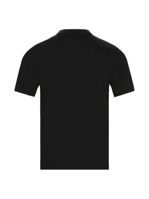 Το Karl Kani T-shirt σε μαύρο χρώμα αποτελεί μια διαχρονική και ευέλικτη επιλογή για τις καλοκαιρινές casual εμφανίσεις. Κατασκευασμένο από 100% βαμβάκι, προσφέρει απαλή αίσθηση και άνεση στην καθημερινή χρήση.