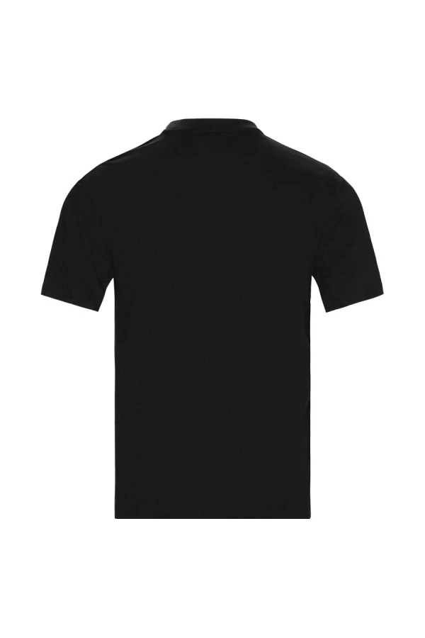 Το Karl Kani T-shirt σε μαύρο χρώμα αποτελεί μια διαχρονική και ευέλικτη επιλογή για τις καλοκαιρινές casual εμφανίσεις. Κατασκευασμένο από 100% βαμβάκι, προσφέρει απαλή αίσθηση και άνεση στην καθημερινή χρήση.