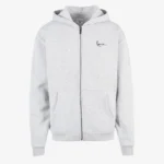 Η Karl Kani Chest Signature Essential Zip Hoodie συνδυάζει άνεση, πρακτικότητα και αυθεντικό streetwear χαρακτήρα. Η regular fit γραμμή προσφέρει άνετη εφαρμογή, ενώ η κουκούλα με κορδόνι περίσφιξης επιτρέπει προσαρμογή για μεγαλύτερη προστασία και άνεση.