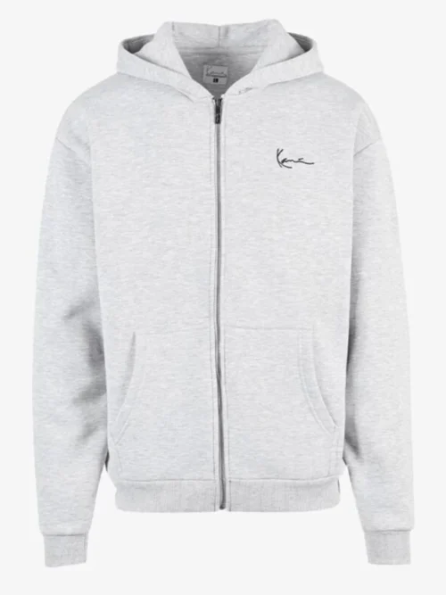 Η Karl Kani Chest Signature Essential Zip Hoodie συνδυάζει άνεση, πρακτικότητα και αυθεντικό streetwear χαρακτήρα. Η regular fit γραμμή προσφέρει άνετη εφαρμογή, ενώ η κουκούλα με κορδόνι περίσφιξης επιτρέπει προσαρμογή για μεγαλύτερη προστασία και άνεση.