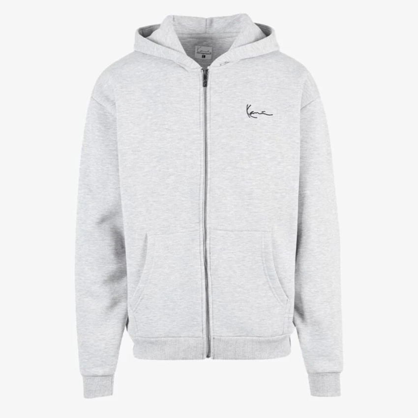 Η Karl Kani Chest Signature Essential Zip Hoodie συνδυάζει άνεση, πρακτικότητα και αυθεντικό streetwear χαρακτήρα. Η regular fit γραμμή προσφέρει άνετη εφαρμογή, ενώ η κουκούλα με κορδόνι περίσφιξης επιτρέπει προσαρμογή για μεγαλύτερη προστασία και άνεση.