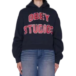 Το OBEY Studios Collegiate Pullover είναι ένα άνετο και μοντέρνο φούτερ με relaxed cropped fit, ιδανικό για casual και streetwear εμφανίσεις.
