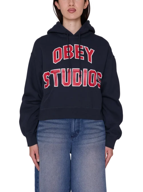 Το OBEY Studios Collegiate Pullover είναι ένα άνετο και μοντέρνο φούτερ με relaxed cropped fit, ιδανικό για casual και streetwear εμφανίσεις.
