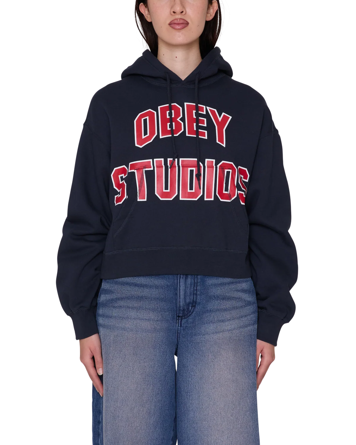 Το OBEY Studios Collegiate Pullover είναι ένα άνετο και μοντέρνο φούτερ με relaxed cropped fit, ιδανικό για casual και streetwear εμφανίσεις.