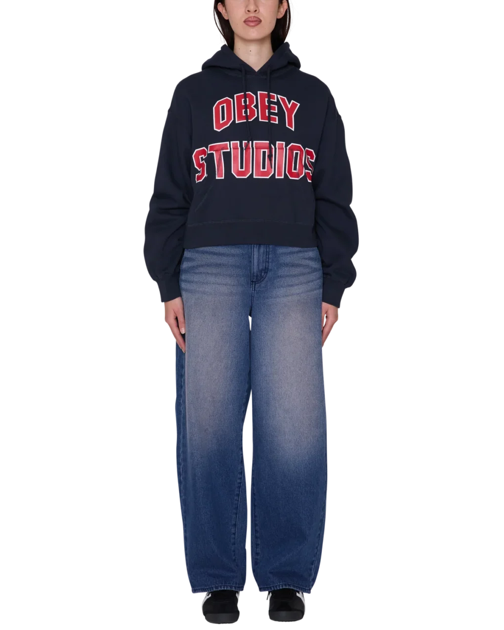 Το OBEY Studios Collegiate Pullover είναι ένα άνετο και μοντέρνο φούτερ με relaxed cropped fit, ιδανικό για casual και streetwear εμφανίσεις.