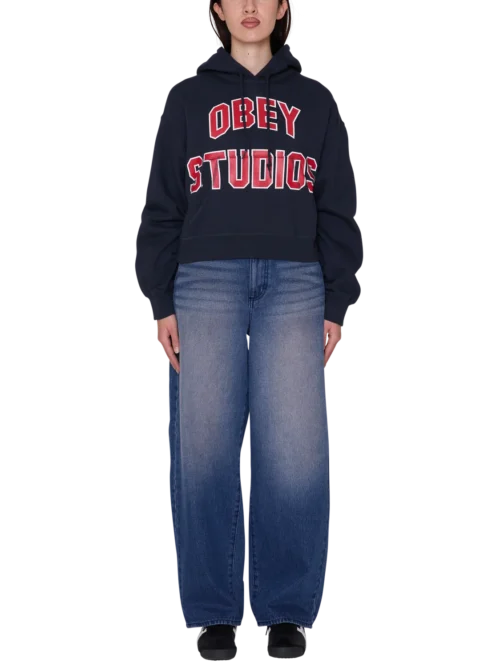 Το OBEY Studios Collegiate Pullover είναι ένα άνετο και μοντέρνο φούτερ με relaxed cropped fit, ιδανικό για casual και streetwear εμφανίσεις.