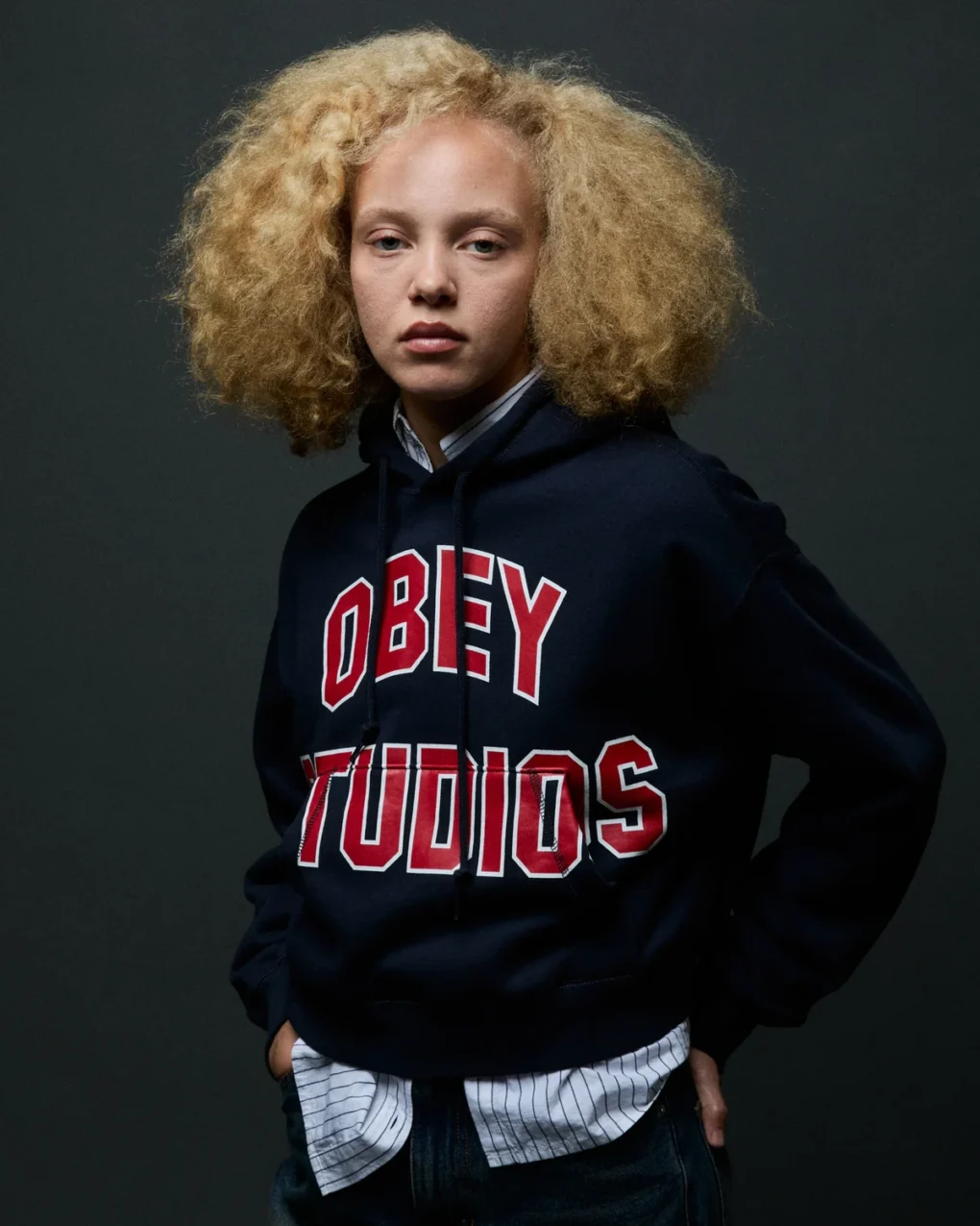 Το OBEY Studios Collegiate Pullover είναι ένα άνετο και μοντέρνο φούτερ με relaxed cropped fit, ιδανικό για casual και streetwear εμφανίσεις.