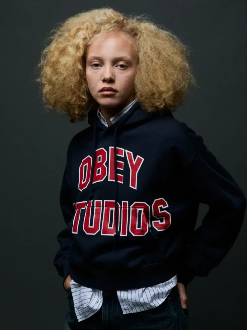 Το OBEY Studios Collegiate Pullover είναι ένα άνετο και μοντέρνο φούτερ με relaxed cropped fit, ιδανικό για casual και streetwear εμφανίσεις.