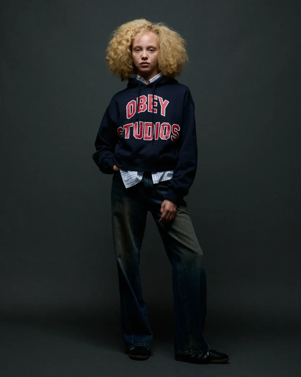 Το OBEY Studios Collegiate Pullover είναι ένα άνετο και μοντέρνο φούτερ με relaxed cropped fit, ιδανικό για casual και streetwear εμφανίσεις.