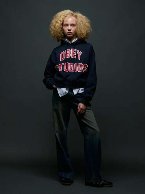 Το OBEY Studios Collegiate Pullover είναι ένα άνετο και μοντέρνο φούτερ με relaxed cropped fit, ιδανικό για casual και streetwear εμφανίσεις.