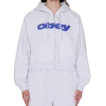 Το OBEY Speed Star Zip Up είναι ένα μοντέρνο φούτερ με κουκούλα και relaxed cropped fit, σχεδιασμένο για άνετες καθημερινές και streetwear εμφανίσεις.