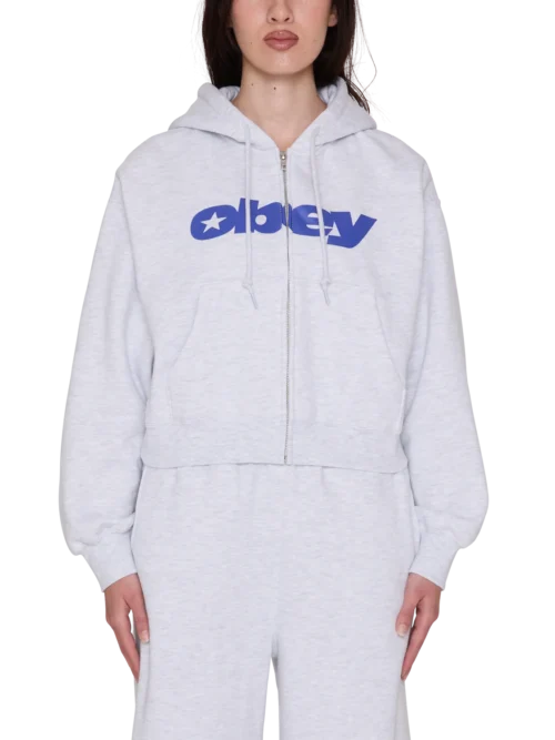 Το OBEY Speed Star Zip Up είναι ένα μοντέρνο φούτερ με κουκούλα και relaxed cropped fit, σχεδιασμένο για άνετες καθημερινές και streetwear εμφανίσεις.