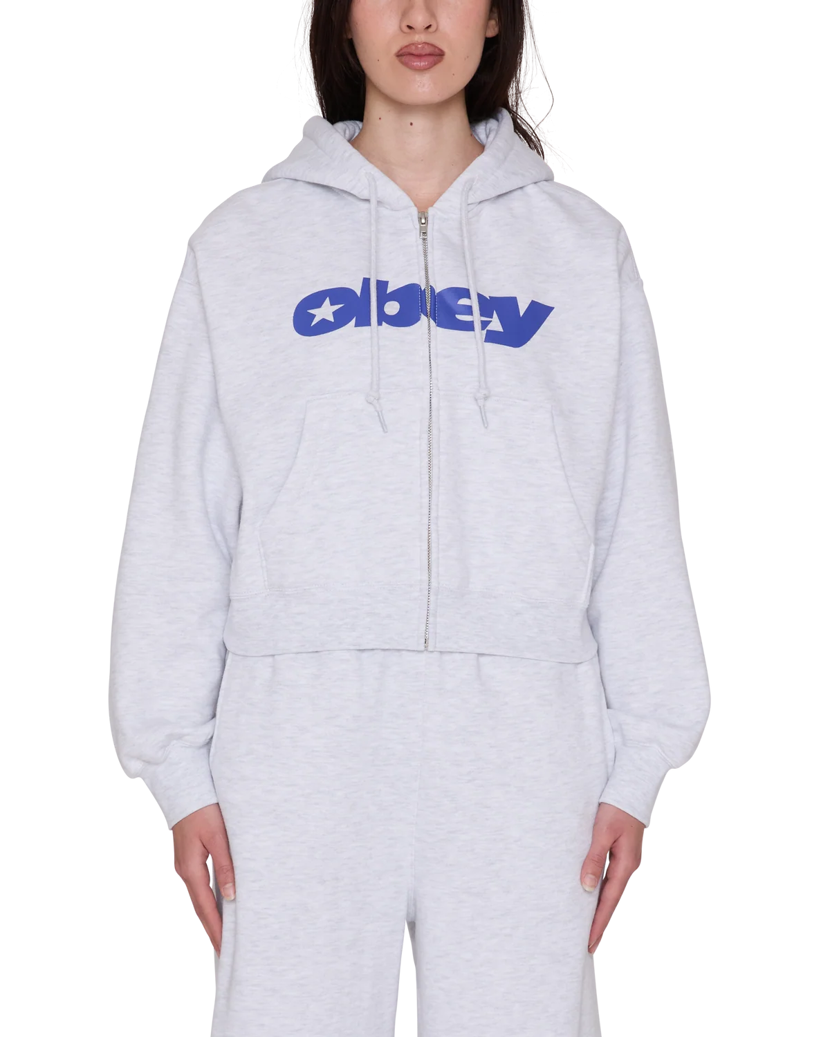Το OBEY Speed Star Zip Up είναι ένα μοντέρνο φούτερ με κουκούλα και relaxed cropped fit, σχεδιασμένο για άνετες καθημερινές και streetwear εμφανίσεις.