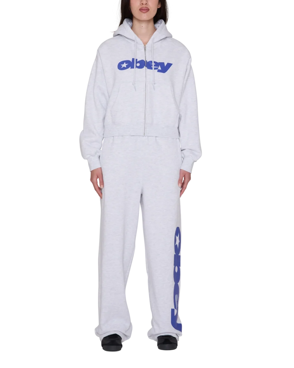 Το OBEY Speed Star Zip Up είναι ένα μοντέρνο φούτερ με κουκούλα και relaxed cropped fit, σχεδιασμένο για άνετες καθημερινές και streetwear εμφανίσεις.