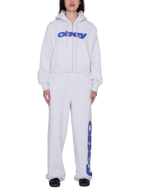 Το OBEY Speed Star Zip Up είναι ένα μοντέρνο φούτερ με κουκούλα και relaxed cropped fit, σχεδιασμένο για άνετες καθημερινές και streetwear εμφανίσεις.