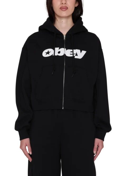 Το OBEY Speed Star Zip Up είναι ένα μοντέρνο φούτερ με κουκούλα και relaxed cropped fit, σχεδιασμένο για άνετες καθημερινές και streetwear εμφανίσεις.