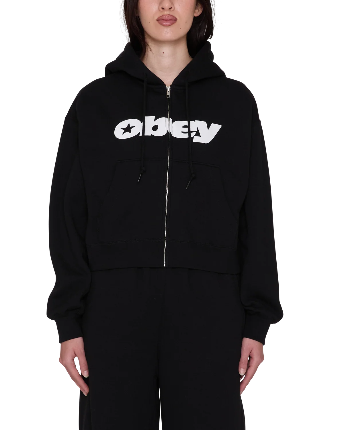 Το OBEY Speed Star Zip Up είναι ένα μοντέρνο φούτερ με κουκούλα και relaxed cropped fit, σχεδιασμένο για άνετες καθημερινές και streetwear εμφανίσεις.