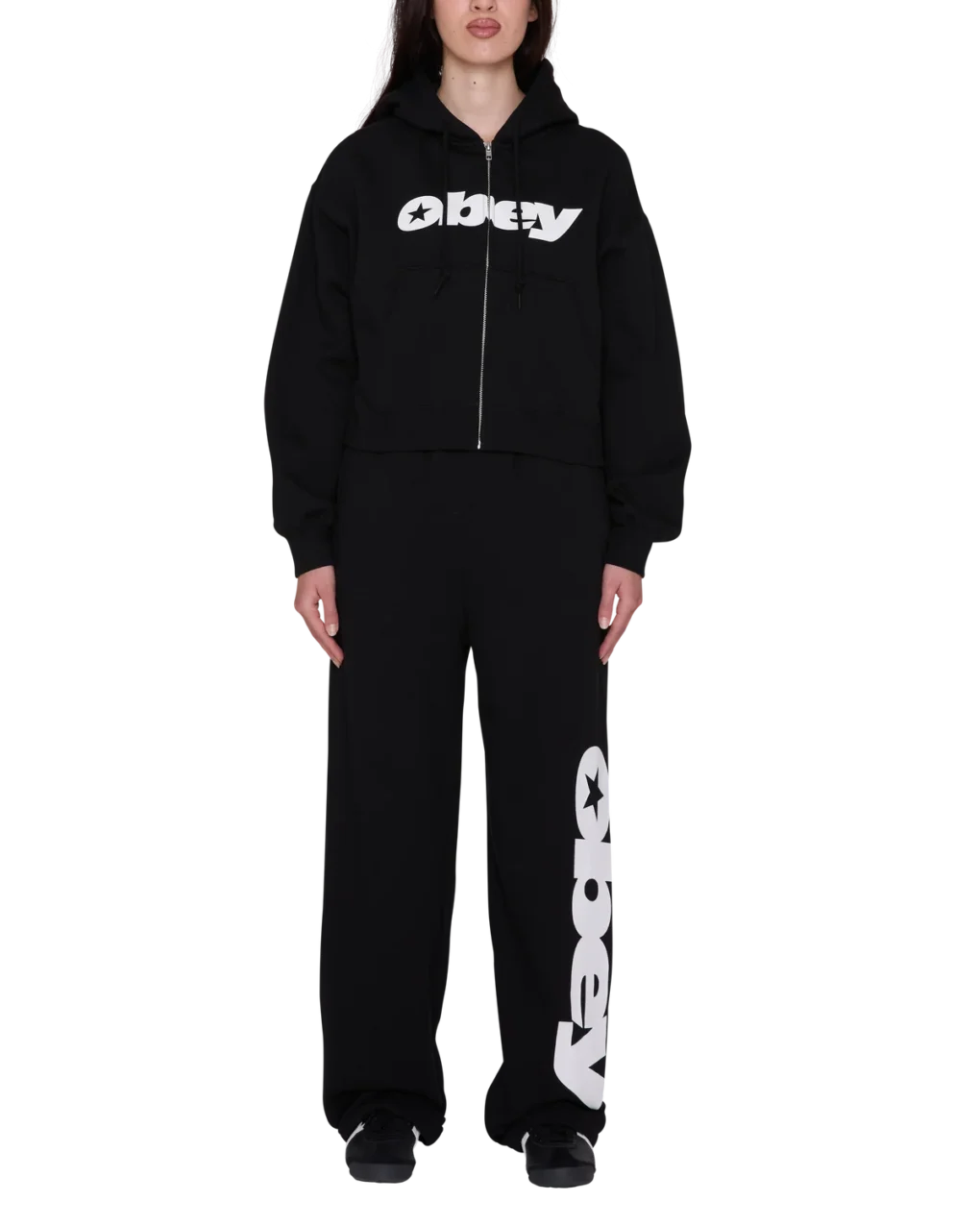 Το OBEY Speed Star Zip Up είναι ένα μοντέρνο φούτερ με κουκούλα και relaxed cropped fit, σχεδιασμένο για άνετες καθημερινές και streetwear εμφανίσεις.