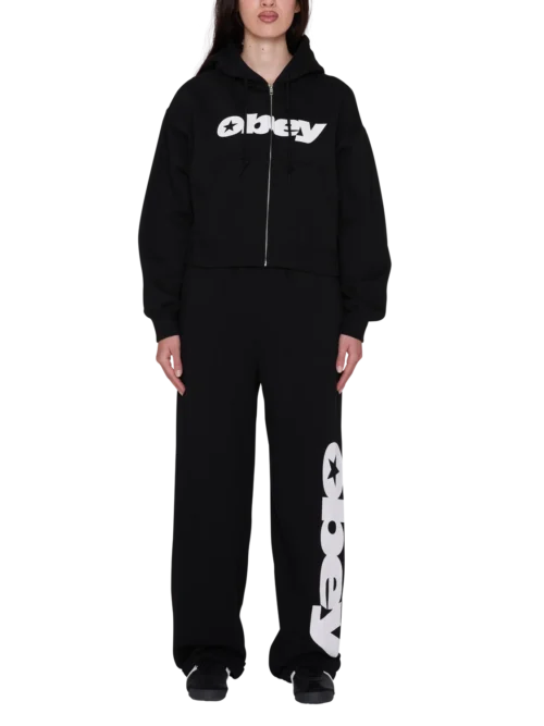 Το OBEY Speed Star Zip Up είναι ένα μοντέρνο φούτερ με κουκούλα και relaxed cropped fit, σχεδιασμένο για άνετες καθημερινές και streetwear εμφανίσεις.