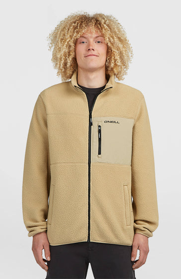 Ο Must-Have High-Pile Full-Zip Fleece είναι ο ιδανικός χειμερινός σύντροφος για τις καθημερινές σου εμφανίσεις. Κατασκευασμένος από 100% ανακυκλωμένο πολυεστέρα με απαλή και ζεστή high-pile fleece υφή, προσφέρει άνεση και προστασία από το κρύο.