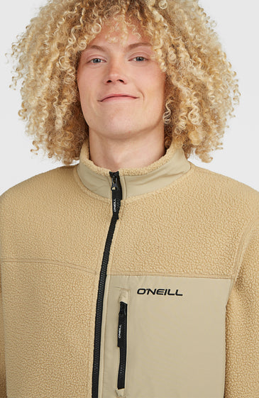 Ο Must-Have High-Pile Full-Zip Fleece είναι ο ιδανικός χειμερινός σύντροφος για τις καθημερινές σου εμφανίσεις. Κατασκευασμένος από 100% ανακυκλωμένο πολυεστέρα με απαλή και ζεστή high-pile fleece υφή, προσφέρει άνεση και προστασία από το κρύο.