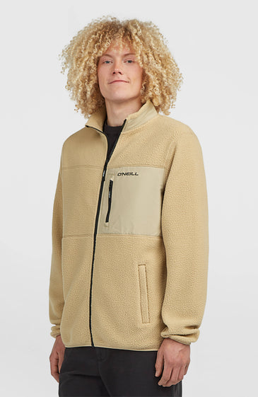 Ο Must-Have High-Pile Full-Zip Fleece είναι ο ιδανικός χειμερινός σύντροφος για τις καθημερινές σου εμφανίσεις. Κατασκευασμένος από 100% ανακυκλωμένο πολυεστέρα με απαλή και ζεστή high-pile fleece υφή, προσφέρει άνεση και προστασία από το κρύο.