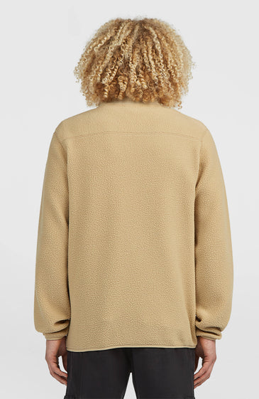 Ο Must-Have High-Pile Full-Zip Fleece είναι ο ιδανικός χειμερινός σύντροφος για τις καθημερινές σου εμφανίσεις. Κατασκευασμένος από 100% ανακυκλωμένο πολυεστέρα με απαλή και ζεστή high-pile fleece υφή, προσφέρει άνεση και προστασία από το κρύο.