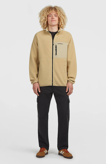 Ο Must-Have High-Pile Full-Zip Fleece είναι ο ιδανικός χειμερινός σύντροφος για τις καθημερινές σου εμφανίσεις. Κατασκευασμένος από 100% ανακυκλωμένο πολυεστέρα με απαλή και ζεστή high-pile fleece υφή, προσφέρει άνεση και προστασία από το κρύο.