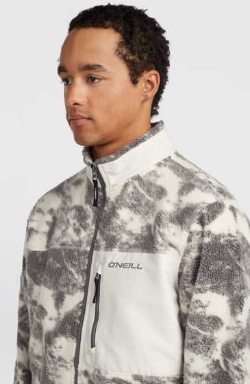 Το Must-Have High-Pile Full-Zip Fleece είναι ο ιδανικός χειμερινός σύντροφος για κάθε μέρα. Κατασκευασμένο από απαλό high-pile fleece ύφασμα, προσφέρει ευχάριστη ζεστασιά και άνεση, ενώ αποτελείται από 100% ανακυκλωμένο πολυεστέρα.