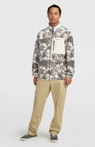 Το Must-Have High-Pile Full-Zip Fleece είναι ο ιδανικός χειμερινός σύντροφος για κάθε μέρα. Κατασκευασμένο από απαλό high-pile fleece ύφασμα, προσφέρει ευχάριστη ζεστασιά και άνεση, ενώ αποτελείται από 100% ανακυκλωμένο πολυεστέρα.
