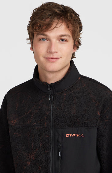 Το Must-Have High-Pile Full-Zip Fleece είναι ο ιδανικός χειμερινός σύντροφος για τις καθημερινές σου εμφανίσεις. Είναι κατασκευασμένο από απαλό high-pile fleece ύφασμα, προσφέροντας ζεστασιά και άνεση, ενώ αποτελείται από 100% ανακυκλωμένο πολυεστέρα.