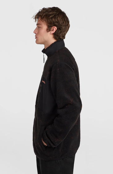 Το Must-Have High-Pile Full-Zip Fleece είναι ο ιδανικός χειμερινός σύντροφος για τις καθημερινές σου εμφανίσεις. Είναι κατασκευασμένο από απαλό high-pile fleece ύφασμα, προσφέροντας ζεστασιά και άνεση, ενώ αποτελείται από 100% ανακυκλωμένο πολυεστέρα.